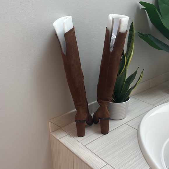 Gianni Bini Suede Brown knee high boots. Size 7. 4 inch heel. Gently used. - Picture 3 of 16